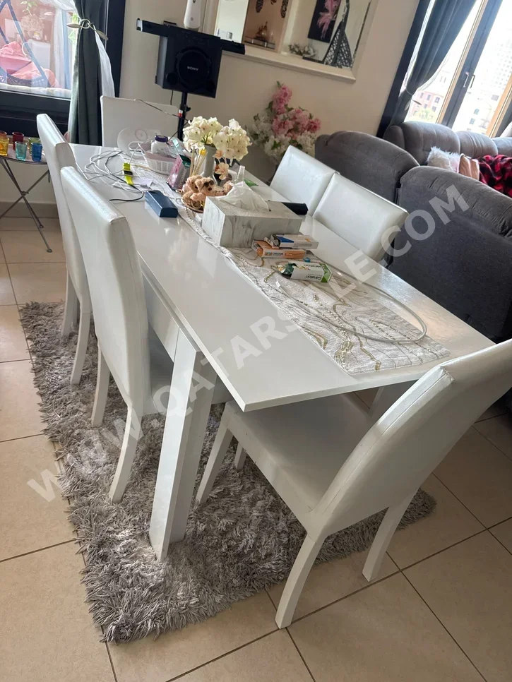 الطاولات والخزائن الجانبية طاولة و كراسيها  - هوم سينتر  - أبيض