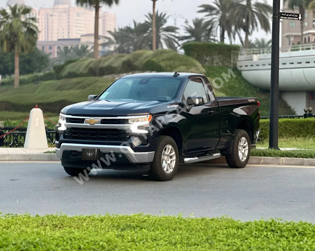 Chevrolet  Silverado  LT  2023  Automatic  11,000 Km  8 Cylinder  Four Wheel Drive (4WD)  Pick Up  Black