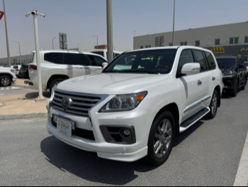 Lexus  LX  570 S  2015  Automatic  251,000 Km  8 Cylinder  Four Wheel Drive (4WD)  SUV  White