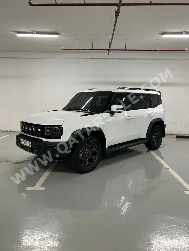 Jetour  T2  Luxury  2025  Automatic  12,000 Km  4 Cylinder  All Wheel Drive (AWD)  SUV  White  With Warranty