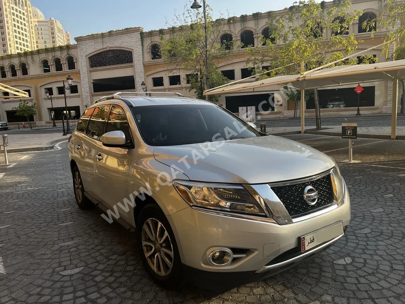 Nissan  Pathfinder  2013  Automatic  205,000 Km  6 Cylinder  SUV  Silver