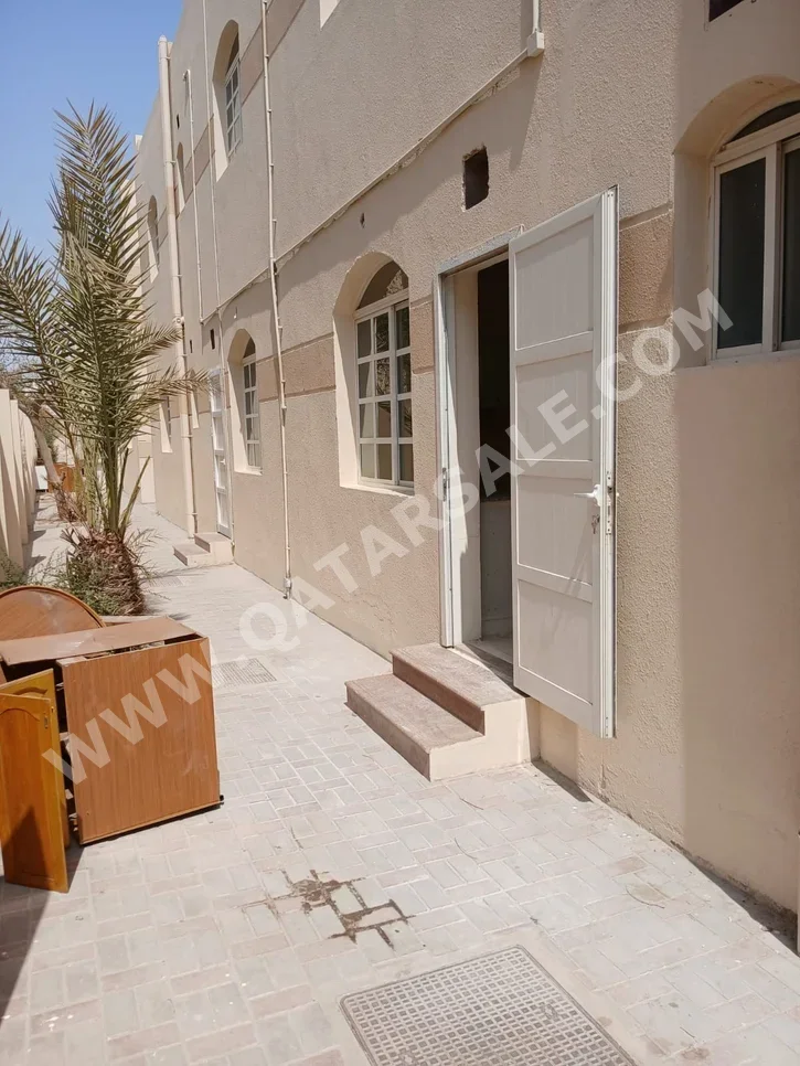 مُجَمَّع - نصف مفروشة - الريان - عين خالد - 5 غرف نوم