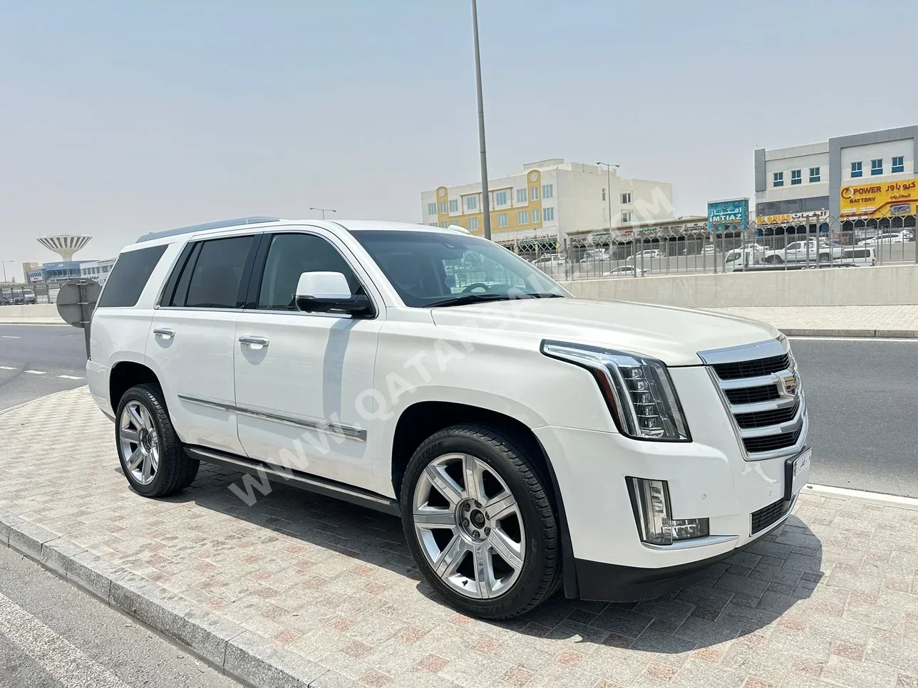 كاديلاك اسكيليد 2016 اوتوماتيك 217,000 كم 8 سلندر دفع رباعي اس يو في أبيض
