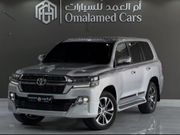 تويوتا  لاند كروزر  جي اكس ار  2016  اوتوماتيك  250,000 كم  8 سلندر  دفع رباعي  اس يو في  فضي