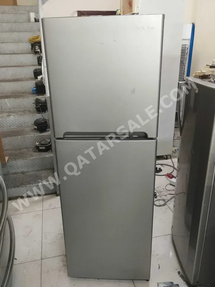 ديوو  ثلاجة بفريزر علوي  - فضي