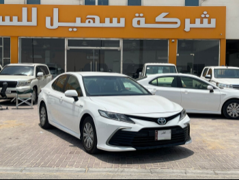 تويوتا  كامري  أل اي  2022  اوتوماتيك  257,000 كم  4 سلندر  سحب امامي  سيدان  أبيض