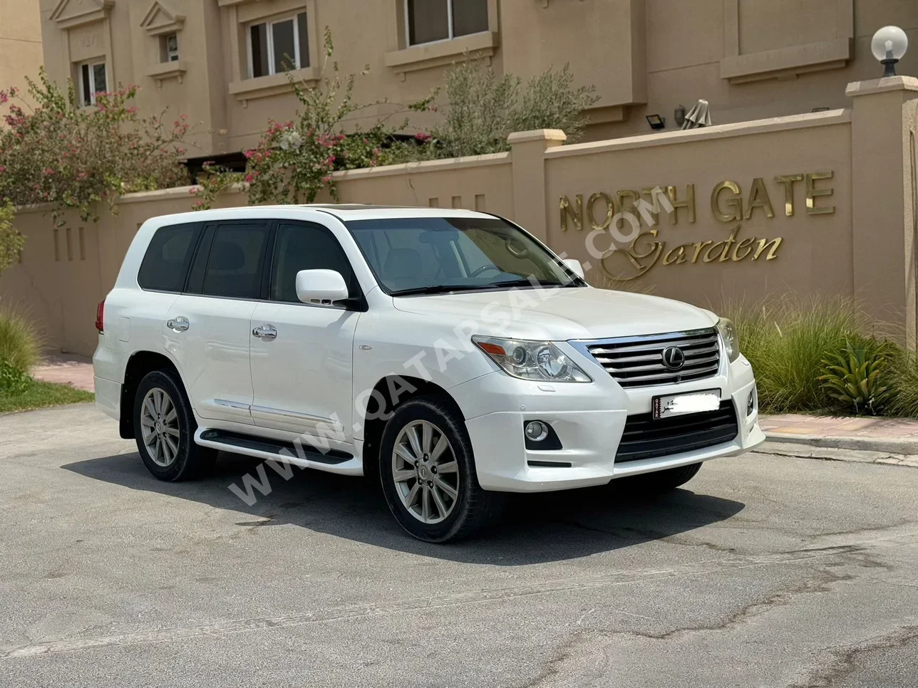 Lexus  LX  570  2010  Automatic  230,000 Km  8 Cylinder  Four Wheel Drive (4WD)  SUV  White