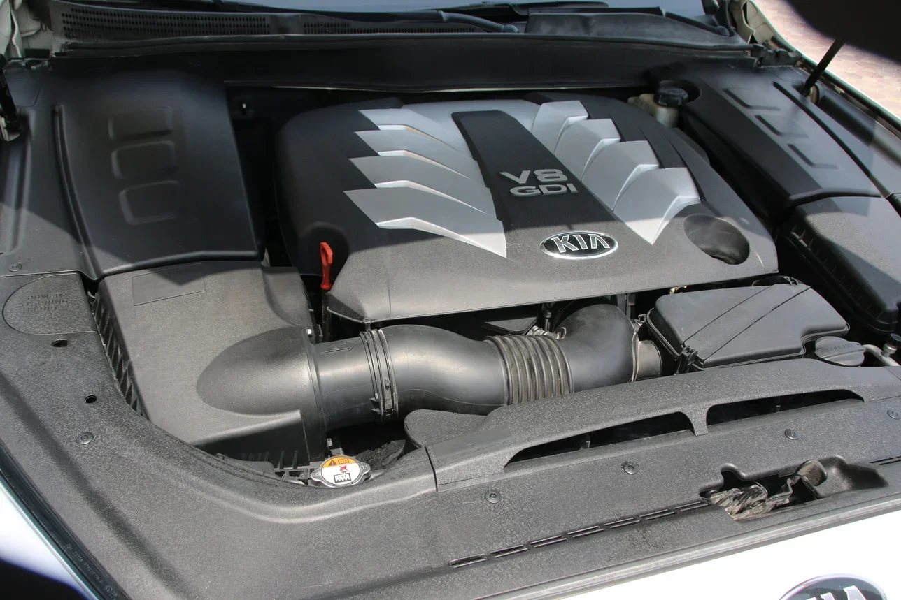 كيا كوريس 2016 اوتوماتيك 88,000 كم 8 سلندر دفع خلفي سيدان أبيض