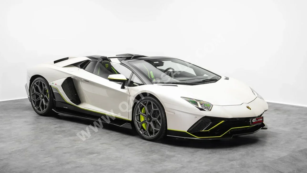Lamborghini  Aventador  Roadster  2022  Automatic  140 Km  12 Cylinder  Rear Wheel Drive (RWD)  Convertible  White  With Warranty