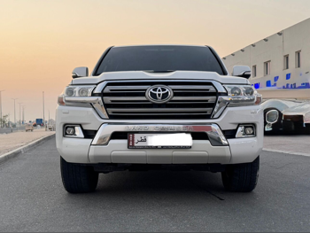 Toyota  Land Cruiser  GXR  2016  Automatic  190,000 Km  8 Cylinder  Four Wheel Drive (4WD)  SUV  White