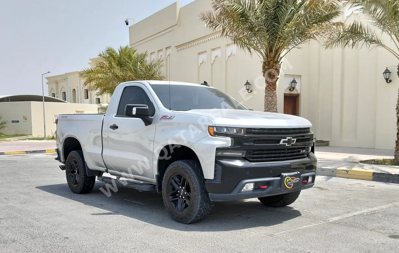 Chevrolet  Silverado  Trail Boss  2021  Automatic  71,000 Km  8 Cylinder  Four Wheel Drive (4WD)  Pick Up  Silver