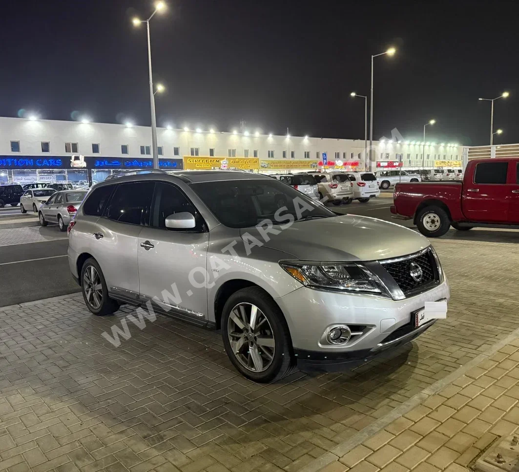Nissan  Pathfinder  SV  2014  Automatic  121,000 Km  6 Cylinder  Four Wheel Drive (4WD)  SUV  Silver