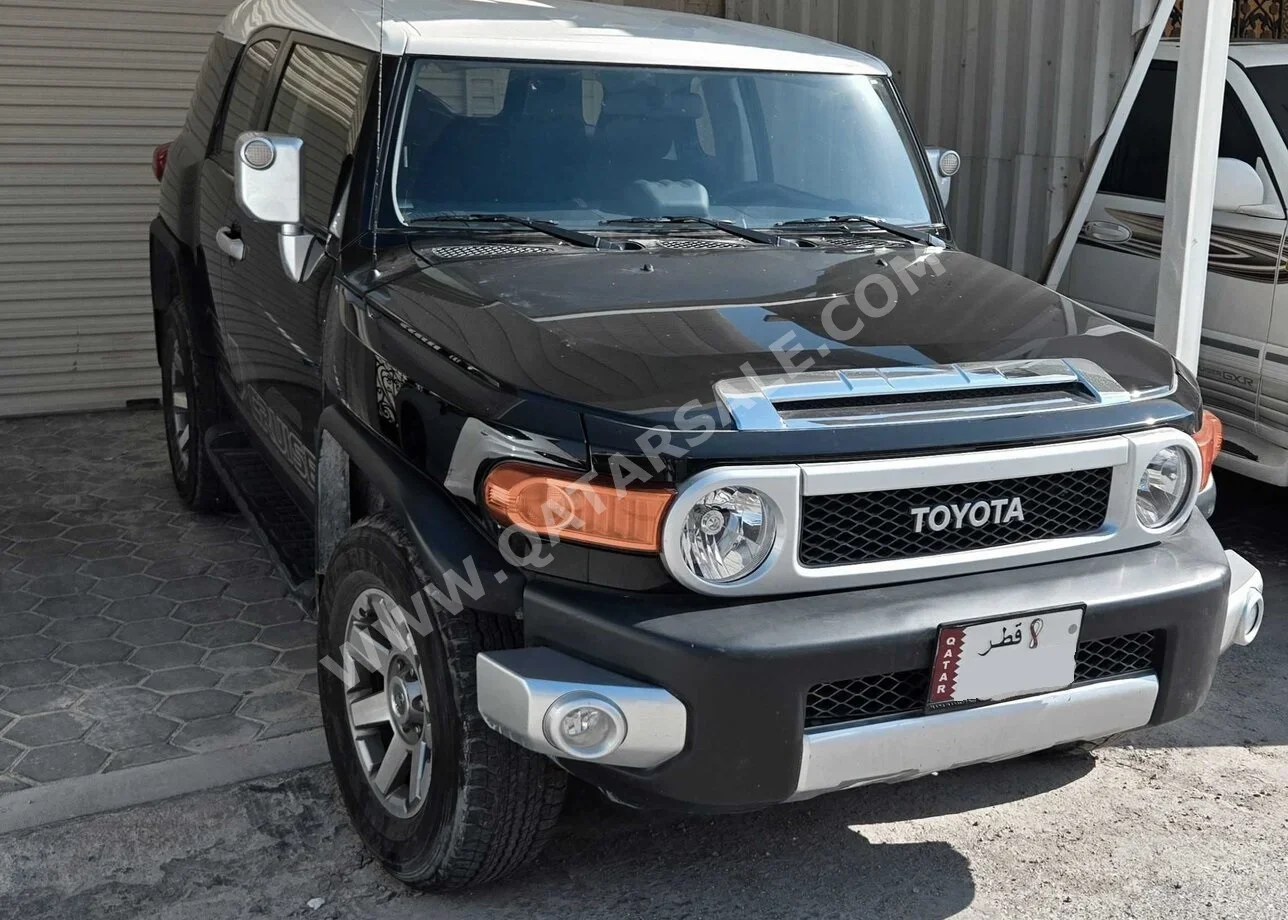 Toyota  FJ Cruiser  2022  Automatic  35,000 Km  6 Cylinder  Four Wheel Drive (4WD)  SUV  Black  With Warranty