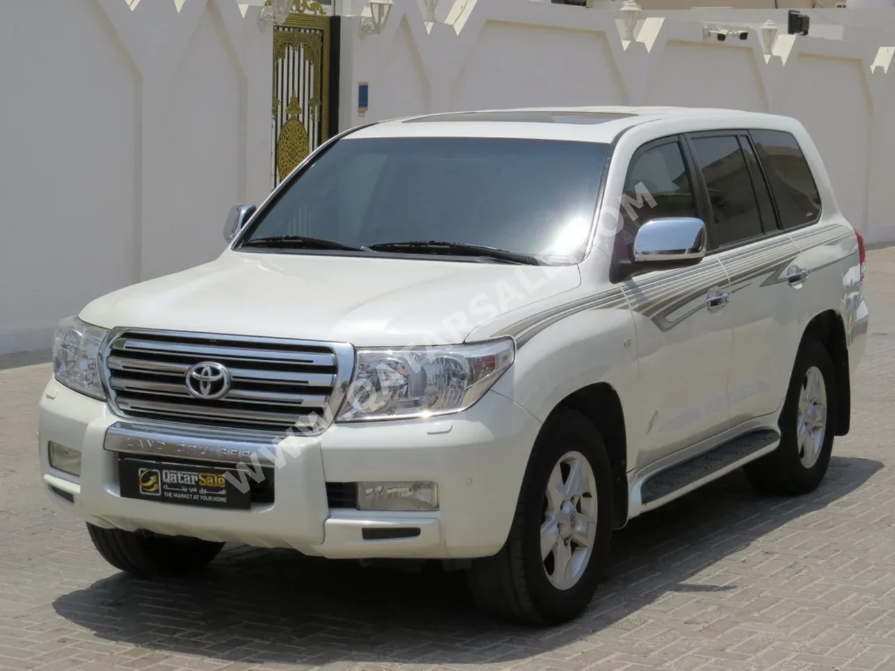 Toyota  Land Cruiser  VXR  2010  Automatic  273,000 Km  8 Cylinder  Four Wheel Drive (4WD)  SUV  White