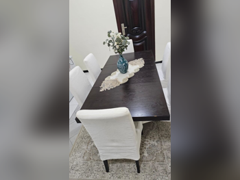 طاولة طعام مع كراسي  - بنى