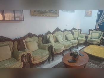 الأرائك والكنب والكراسي طقم كنب  - مخمل  - أخضر وبيج  وطاولات جانبية