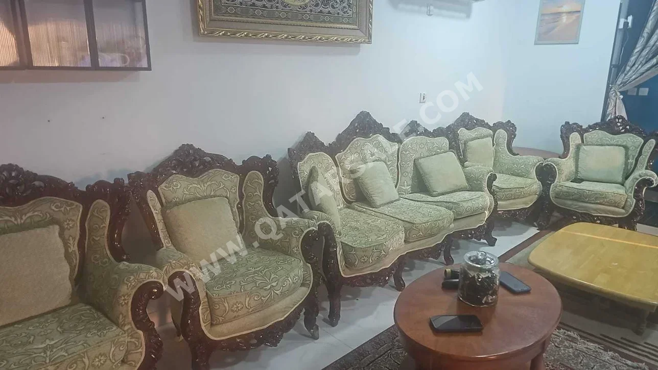 الأرائك والكنب والكراسي طقم كنب  - مخمل  - أخضر وبيج  وطاولات جانبية