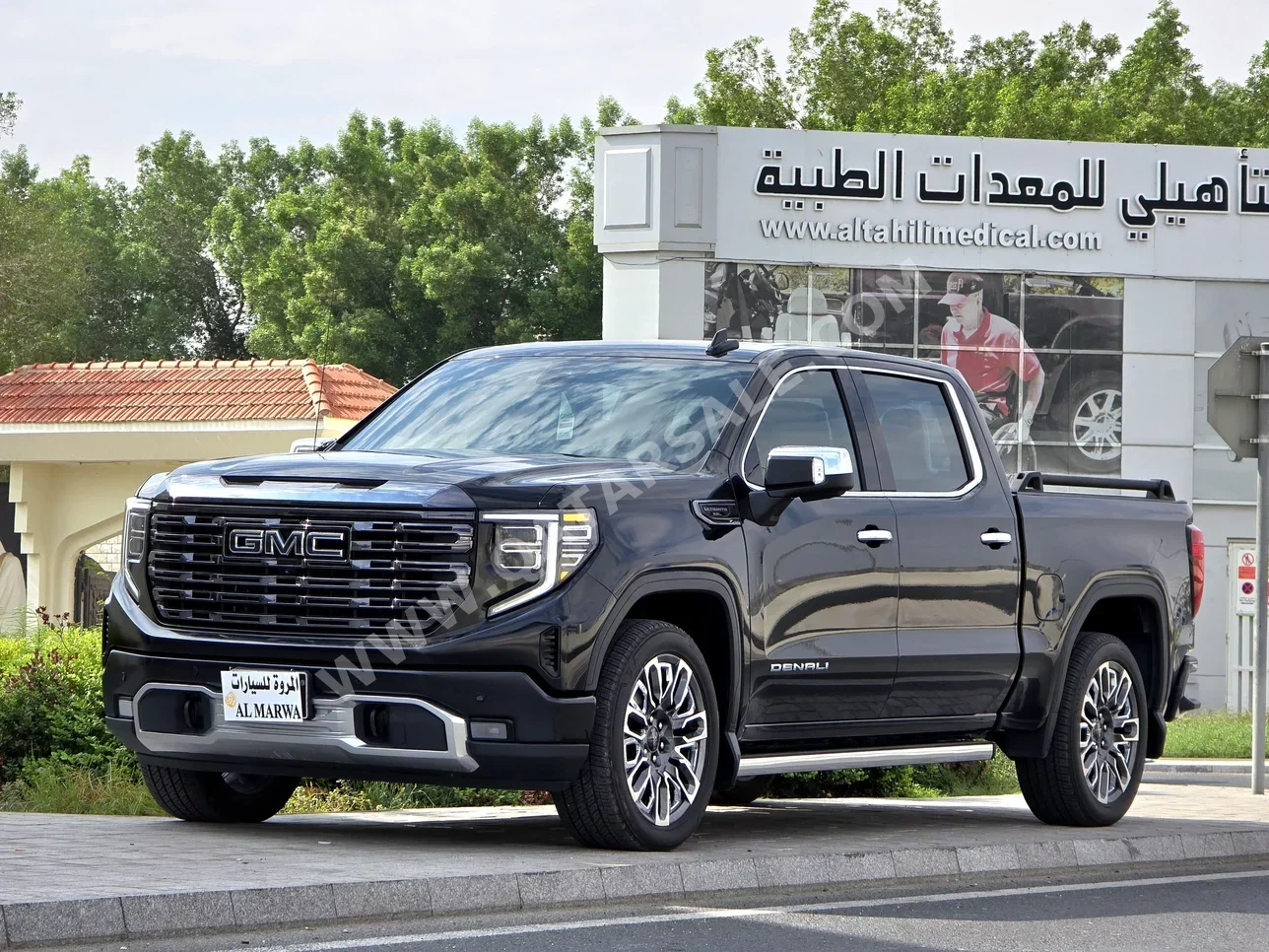 جي ام سي سييرا دينالي التميت 2024 اوتوماتيك 18,000 كم 8 سلندر دفع رباعي بيكب أسود تحت الضمان