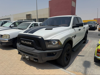 دودج رام وارلوك 2023 اوتوماتيك 125,000 كم 8 سلندر دفع رباعي بيكب أبيض