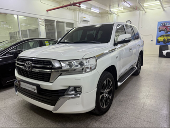 Toyota  Land Cruiser  VXR  2019  Automatic  266,000 Km  8 Cylinder  Four Wheel Drive (4WD)  SUV  White