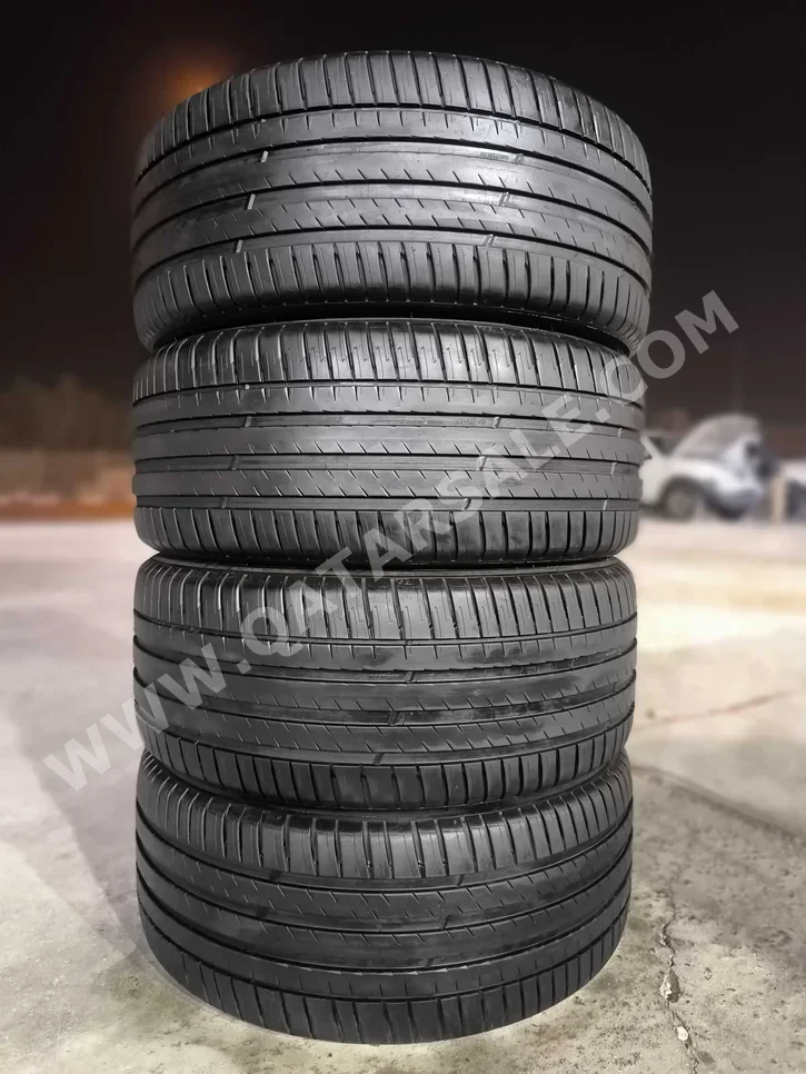 Tire & Rims Michelin Made in France /  4 Seasons  1280 mm  22"