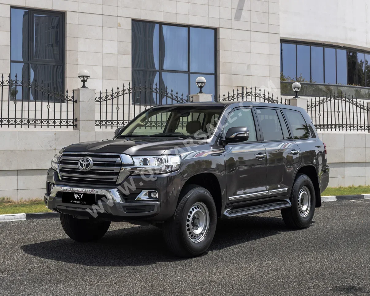 Toyota  Land Cruiser  GXR  2017  Automatic  230,000 Km  8 Cylinder  Four Wheel Drive (4WD)  SUV  Gray