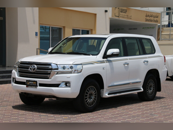 Toyota  Land Cruiser  VXR  2019  Automatic  302,000 Km  8 Cylinder  Four Wheel Drive (4WD)  SUV  White