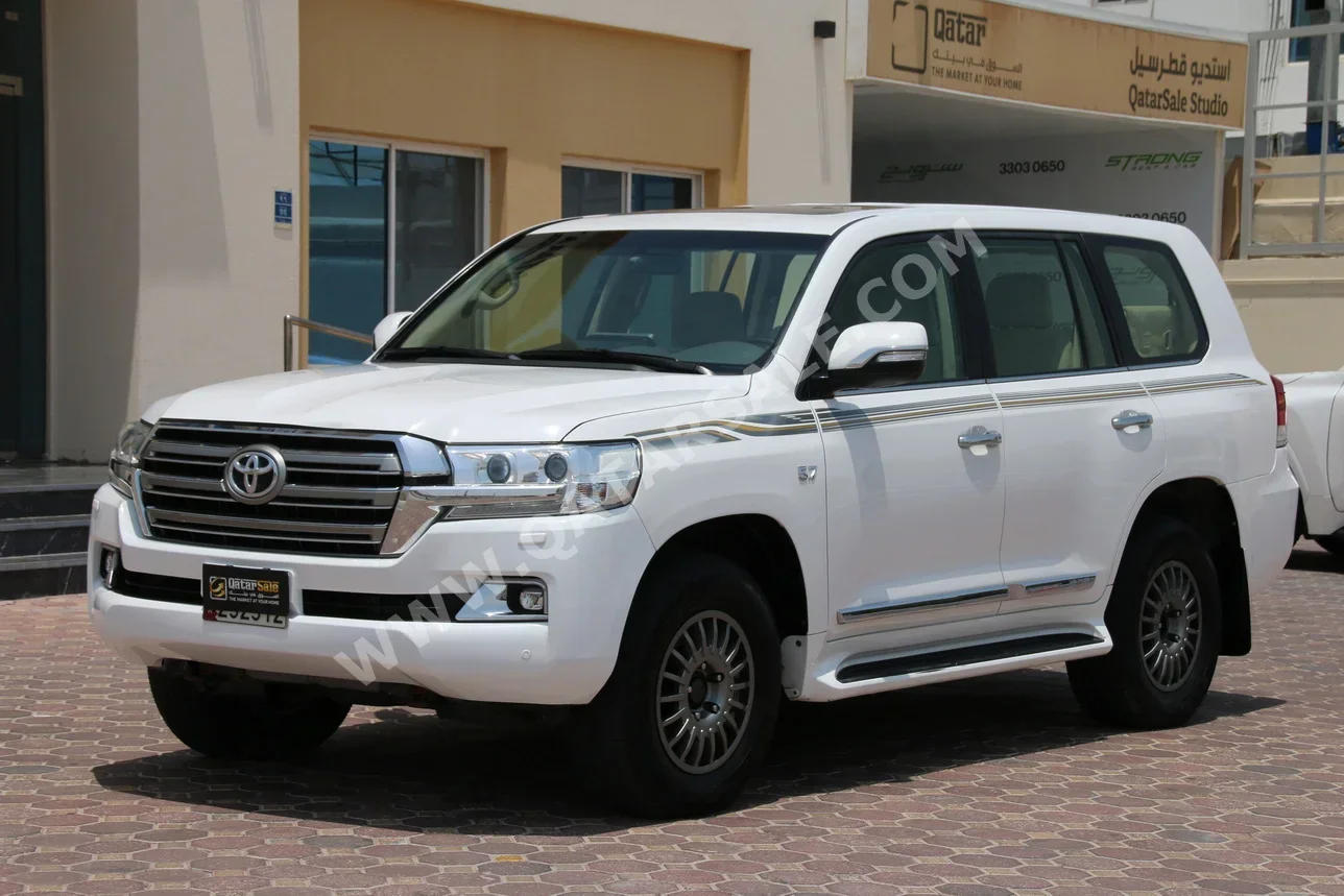 Toyota  Land Cruiser  VXR  2019  Automatic  302,000 Km  8 Cylinder  Four Wheel Drive (4WD)  SUV  White