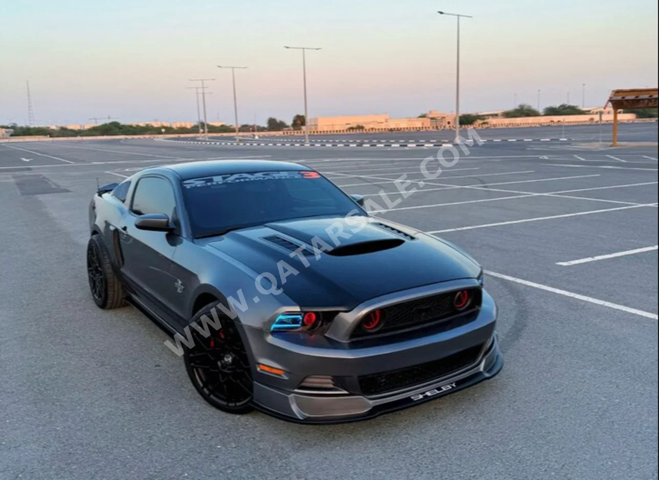 فورد  موستانغ  جي تي  2014  اوتوماتيك  150,000 كم  8 سلندر  دفع خلفي  كوبيه \ سبورت  رمادي