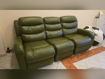 الأرائك والكنب والكراسي هوم سينتر  كنبة بثلاث مقاعد  - جلدية الماتش  - أخضر