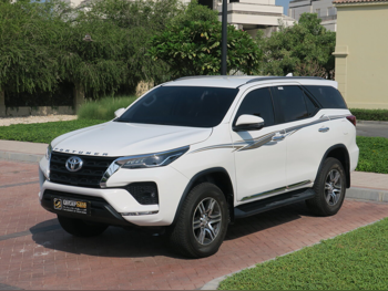 Toyota  Fortuner  SR5  2023  Automatic  18,000 Km  6 Cylinder  Four Wheel Drive (4WD)  SUV  White  With Warranty