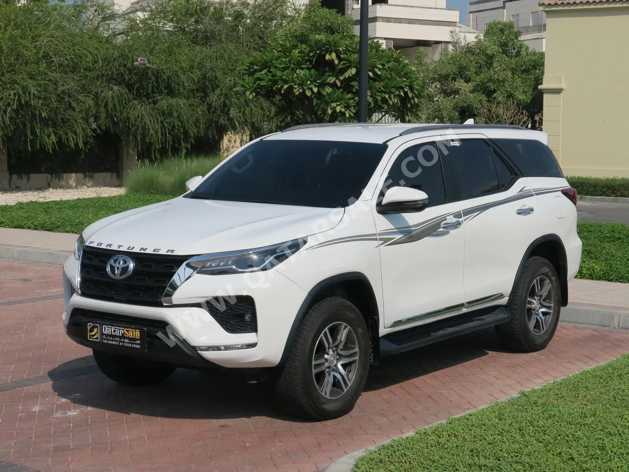 Toyota  Fortuner  SR5  2023  Automatic  18,000 Km  6 Cylinder  Four Wheel Drive (4WD)  SUV  White  With Warranty