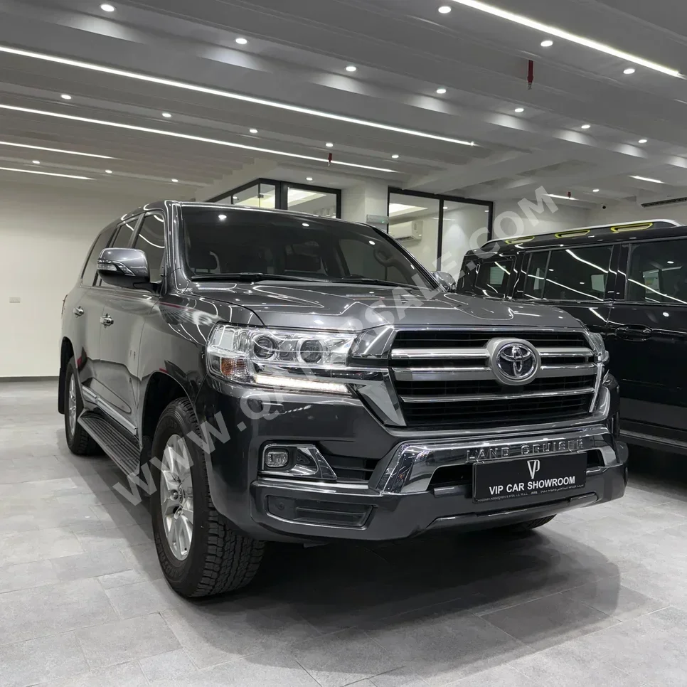Toyota  Land Cruiser  GXR  2019  Automatic  143,000 Km  8 Cylinder  Four Wheel Drive (4WD)  SUV  Gray