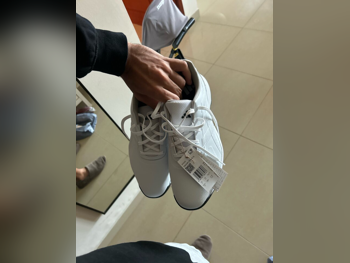 أحذية رياضية اديداس  رجالي  قياس 45