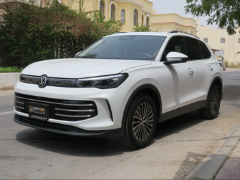 فوكس واغن  تيغوان  اليغانس  2025  اوتوماتيك  2,000 كم  4 سلندر  دفع رباعي  اس يو في  أبيض  تحت الضمان