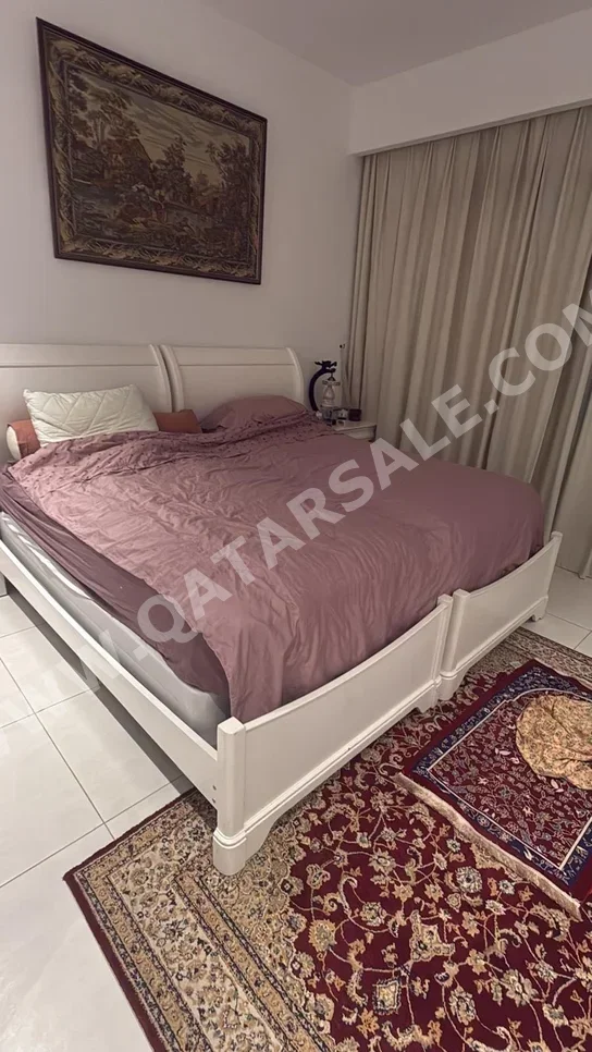 الأسّرة - فردي  - أبيض  - متضمنة المرتبة  - مع طاولة سرير جانبية  ومصباح طاولة
