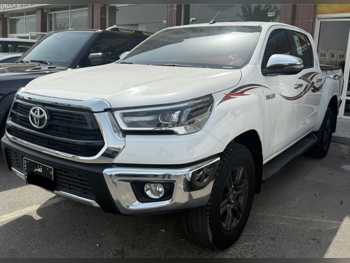 Toyota  Hilux  SR5  2025  Automatic  5,000 Km  4 Cylinder  Four Wheel Drive (4WD)  Pick Up  White  With Warranty