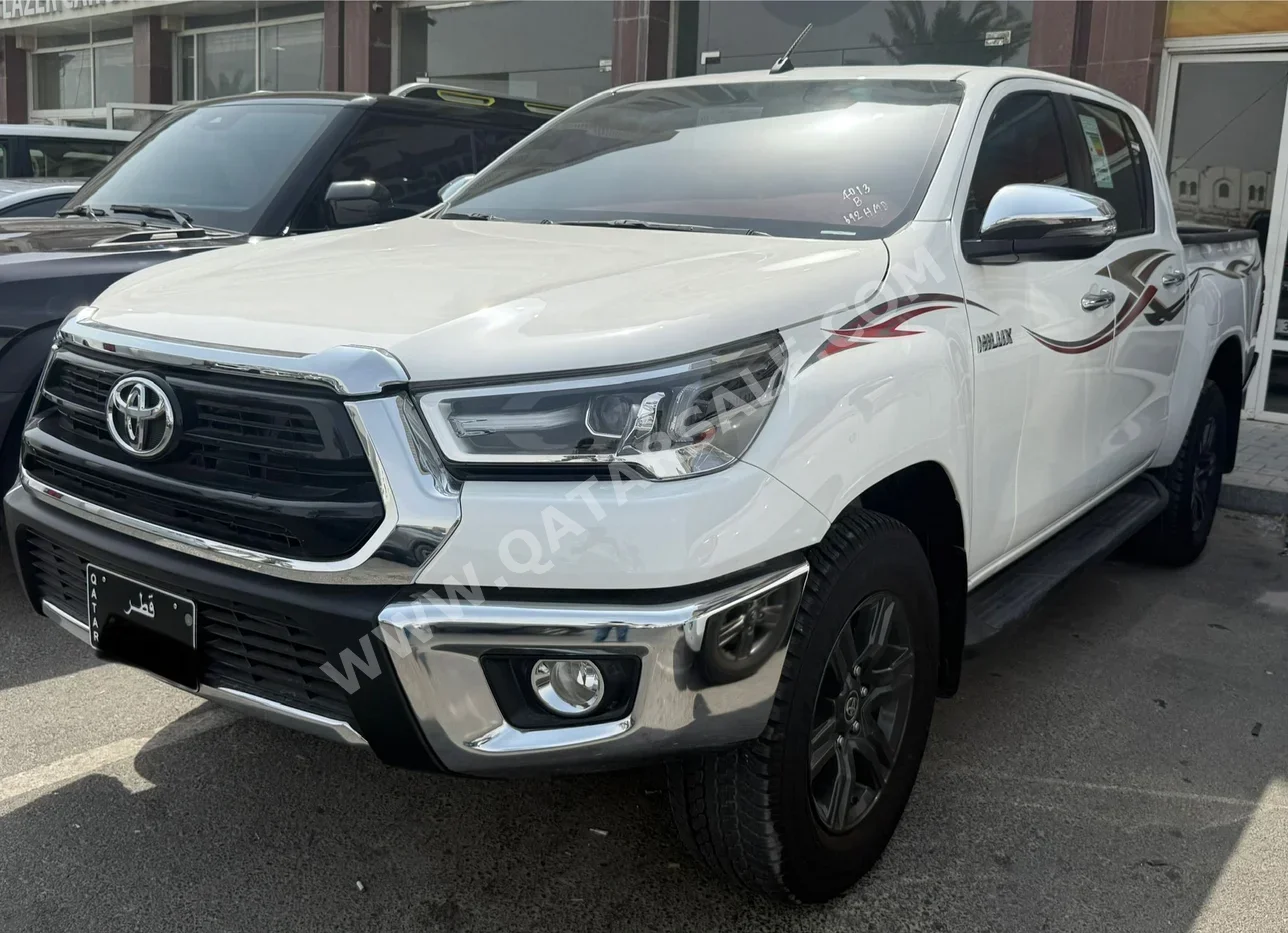 Toyota  Hilux  SR5  2025  Automatic  5,000 Km  4 Cylinder  Four Wheel Drive (4WD)  Pick Up  White  With Warranty