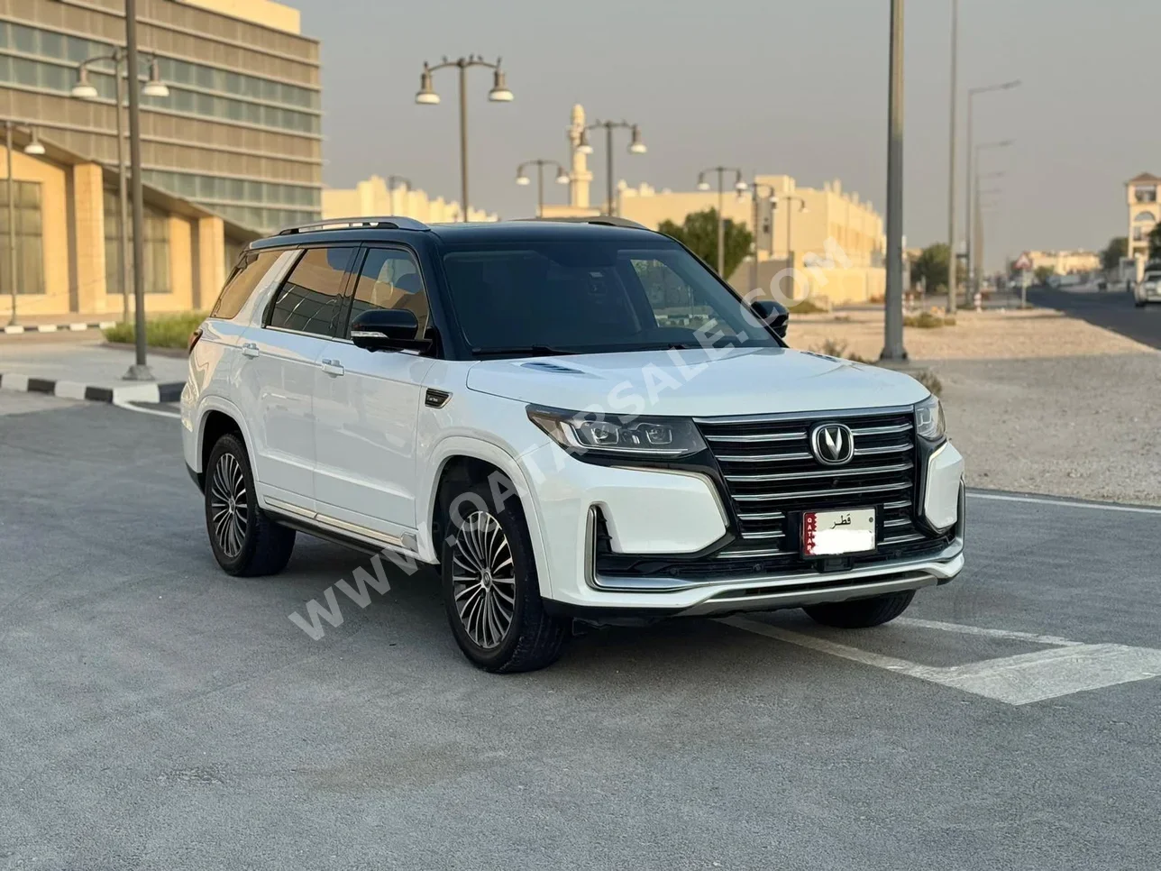 تشانجان  يو ني  2022  اوتوماتيك  200,000 كم  4 سلندر  دفع رباعي  اس يو في  أبيض