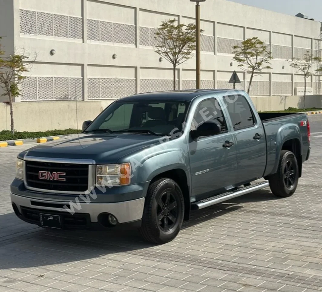 GMC  Sierra  SLE  2011  Automatic  269,000 Km  8 Cylinder  Four Wheel Drive (4WD)  Pick Up  Blue and Gray