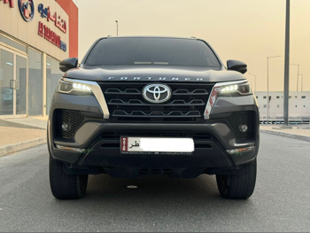 Toyota  Fortuner  SR5  2023  Automatic  64,000 Km  6 Cylinder  Four Wheel Drive (4WD)  SUV  Black  With Warranty