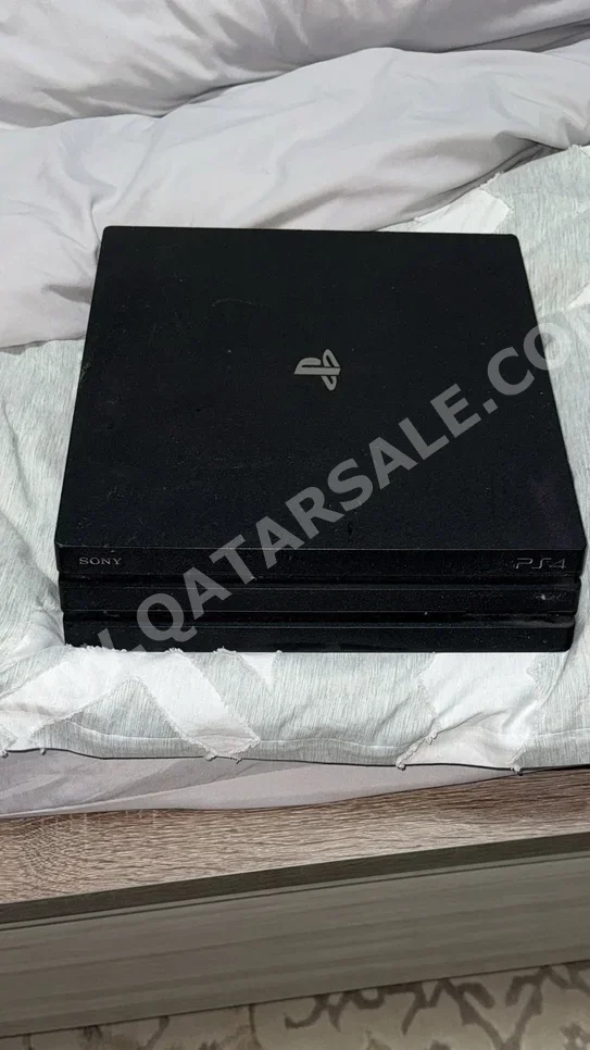 Video Games Consoles - Sony  - PlayStation 4 Pro  - 825 GB
