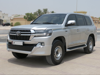 Toyota  Land Cruiser  VXR  2012  Automatic  300,000 Km  8 Cylinder  Four Wheel Drive (4WD)  SUV  Silver