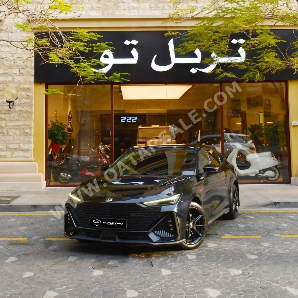 تشانجان  يوني- في  2023  اوتوماتيك  42,000 كم  4 سلندر  سحب امامي  سيدان  أسود