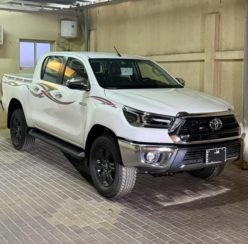 Toyota  Hilux  SR5  2025  Automatic  0 Km  4 Cylinder  Four Wheel Drive (4WD)  Pick Up  White  With Warranty