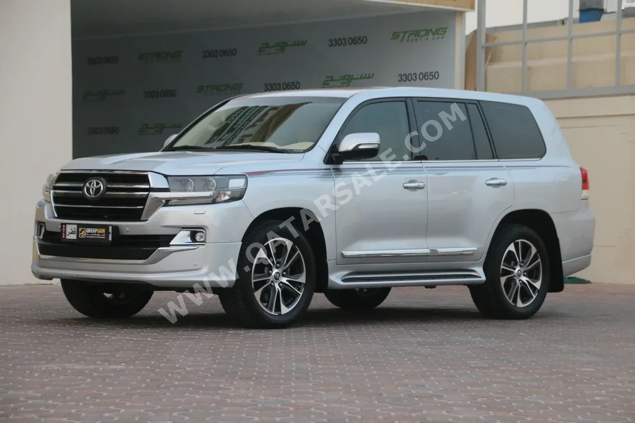 Toyota  Land Cruiser  GXR- Grand Touring  2020  Automatic  199,000 Km  8 Cylinder  Four Wheel Drive (4WD)  SUV  Silver