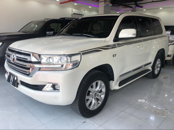 Toyota  Land Cruiser  VXR  2017  Automatic  329,000 Km  8 Cylinder  Four Wheel Drive (4WD)  SUV  White