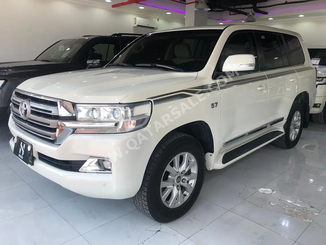 Toyota  Land Cruiser  VXR  2017  Automatic  329,000 Km  8 Cylinder  Four Wheel Drive (4WD)  SUV  White