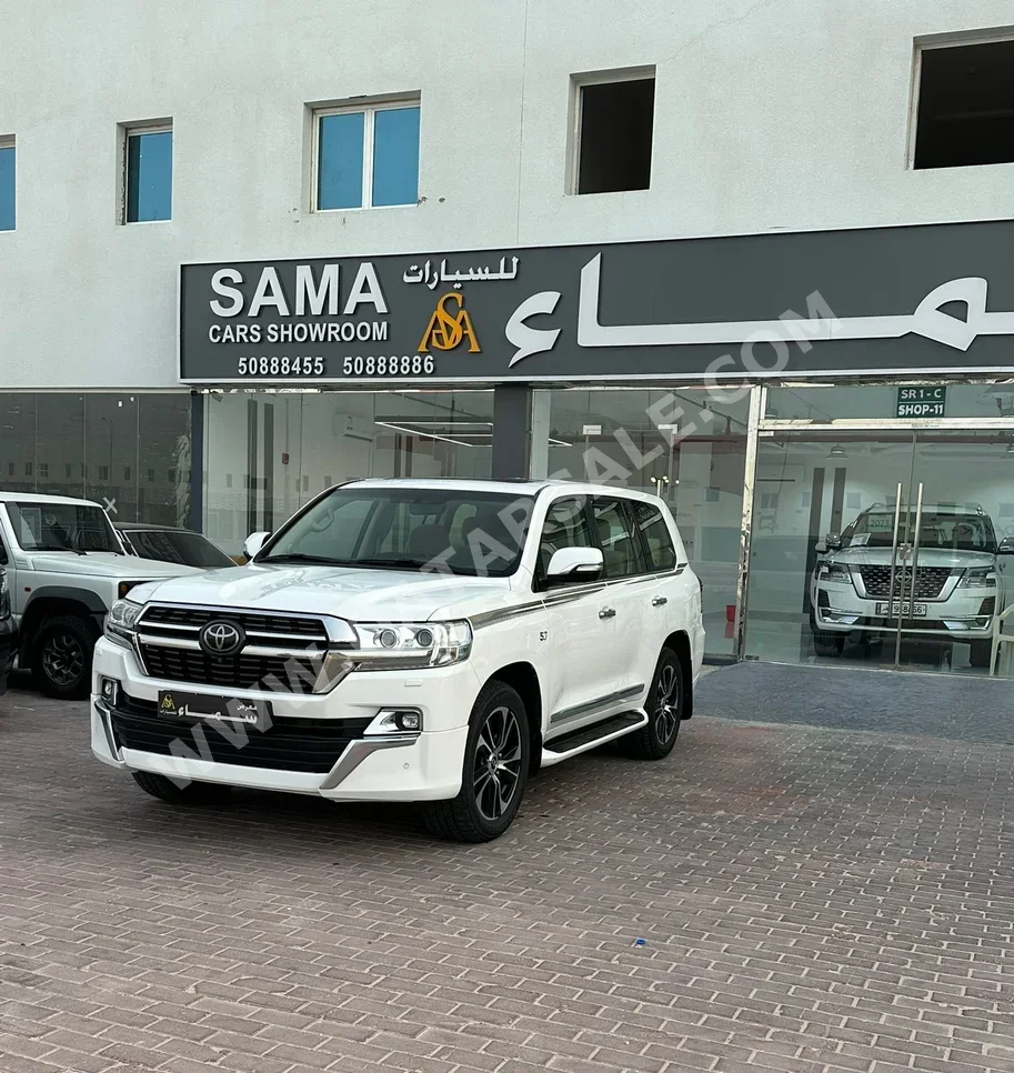Toyota  Land Cruiser  VXR  2021  Automatic  287,000 Km  8 Cylinder  Four Wheel Drive (4WD)  SUV  White
