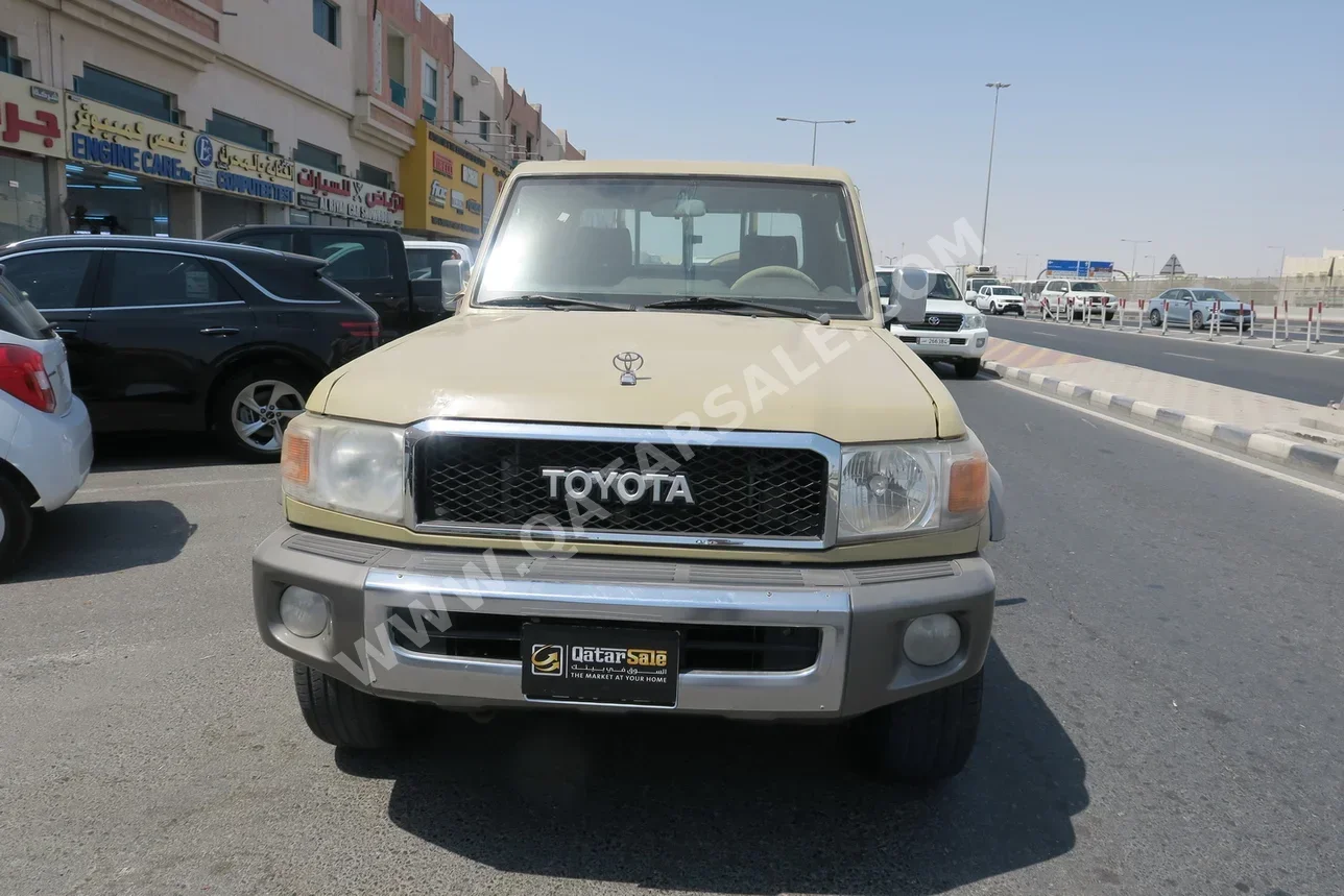 Toyota  Land Cruiser  LX  2016  Manual  280,000 Km  6 Cylinder  Four Wheel Drive (4WD)  Pick Up  Beige